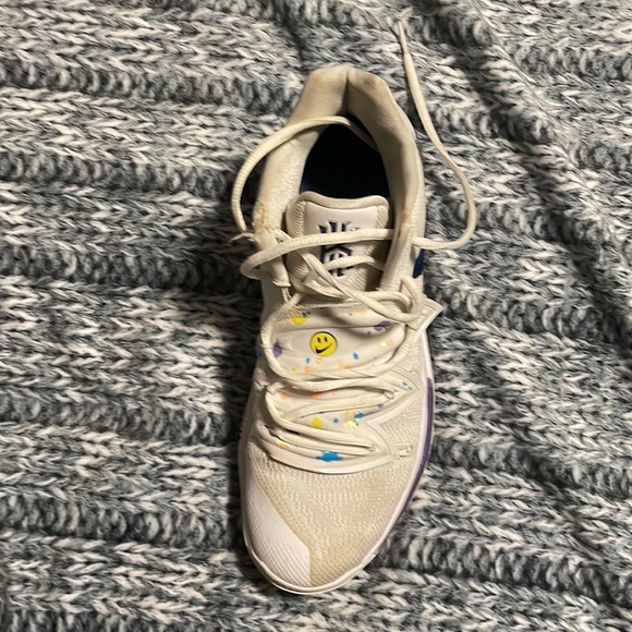 Kyrie basketball shoes| size 9.5 - Picture 2 of 2